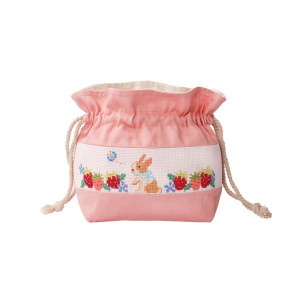 Пример оформления в рамку Клубника и кролик Набор для вышивания сумки на шнурке XIU Crafts 2860504