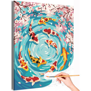 Карпы кои в пруду и цветущая сакура Япония